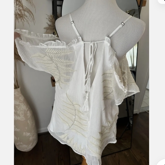 Gimmicks BKE White Chiffon Embroidered Open Shoulder Tie Back Top NWT Sz M - Picture 4 of 12